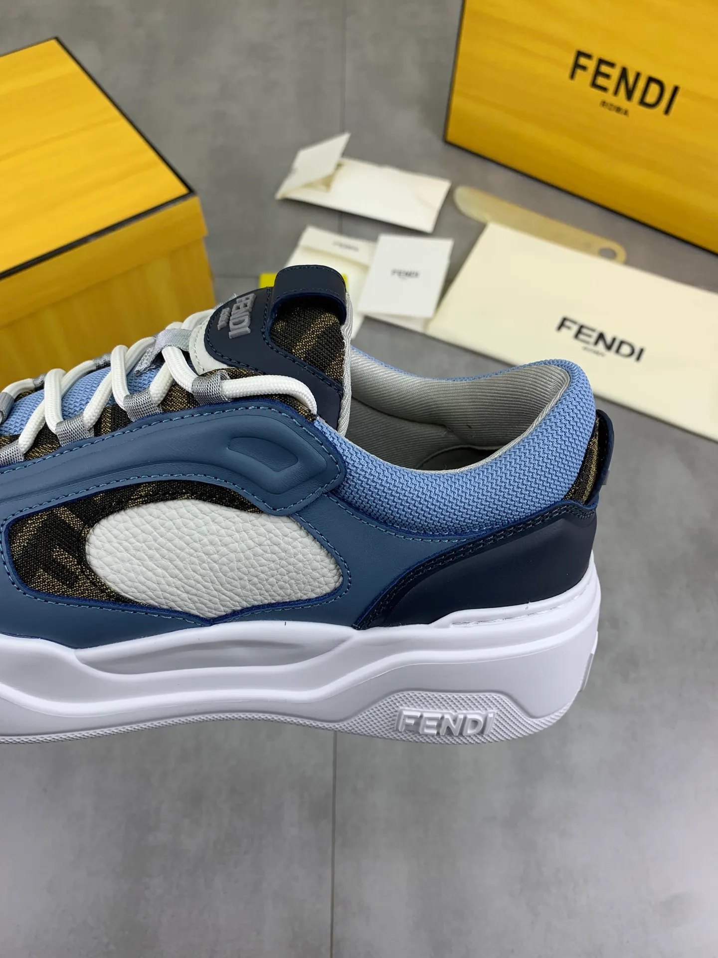 Men's men's shoes 💰P760 new style 💰💎💎💎 summer hot style [FENDI Fendi] top version 🆕New sneakers, wavy soles engraved with original words. Embossed Fendi Flow lettering on the heel. The upper is made of high-end calfskin and breathable materials. Original lining with tone-on-tone details decorated with innovative handcrafting techniques. Ultra-light and wear-resistant TPU and IP foam soles, overall lightweight and comfortable. Size:39-44 (38 45 can be customized)